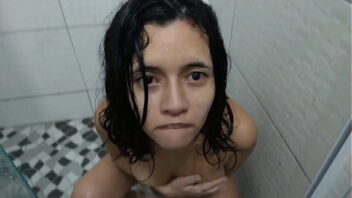 mulher nua tomando banho